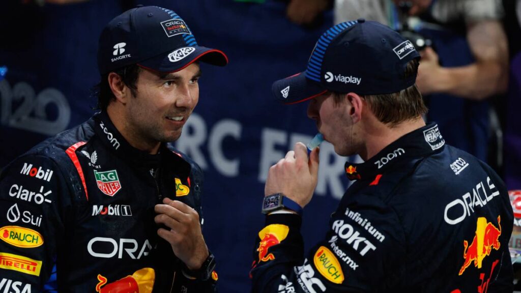 Checo Pérez junto a Max Verstappen en Red Bull Racing | Reuters