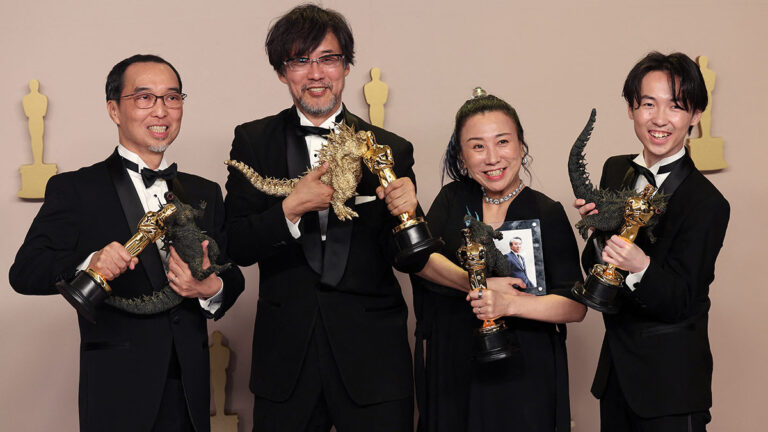 Godzilla Minus One gana el Oscar a Mejores Efectos Visuales ¡Y llevan a los muñecos que usaron en la película!