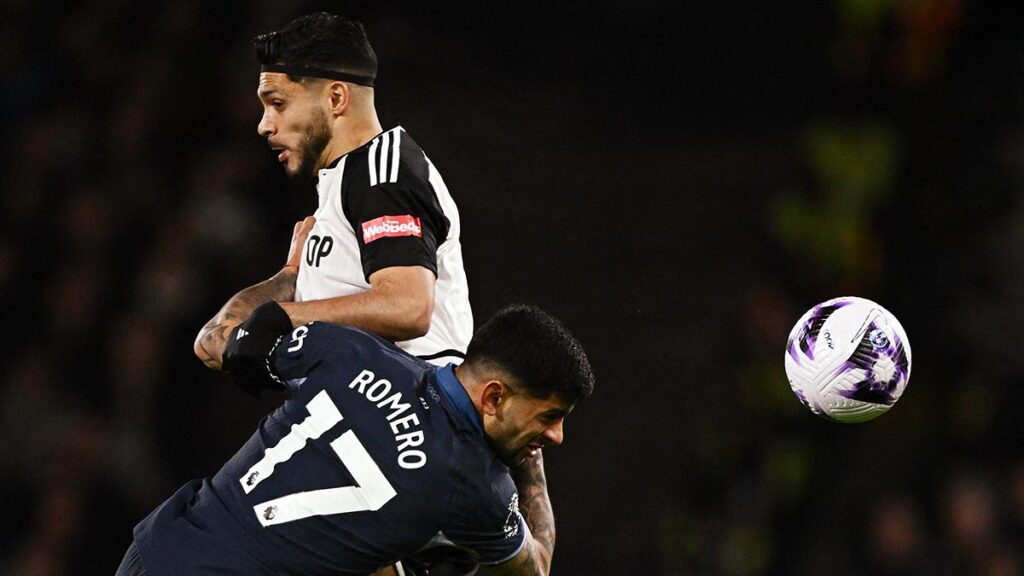 Raúl Jiménez suma minutos en la goleada del Fulham ante el Tottenham