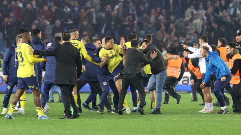 Fenerbahce amenaza con abandonar la Superliga de Turquía luego de la pelea campal en la cancha del Trabzonspor