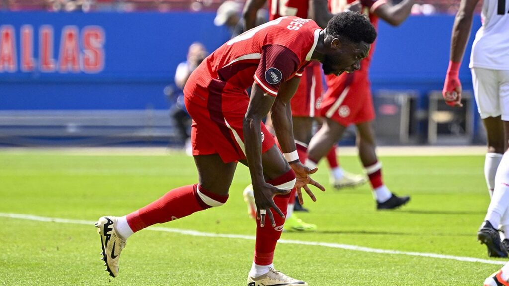 Alphonso Davies jugando con la selección de Canadá