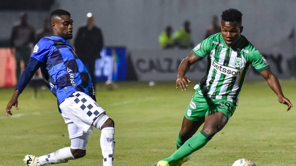 Joan Cortés y Edwin Torres disputan la pelota. - Vizzor Image.