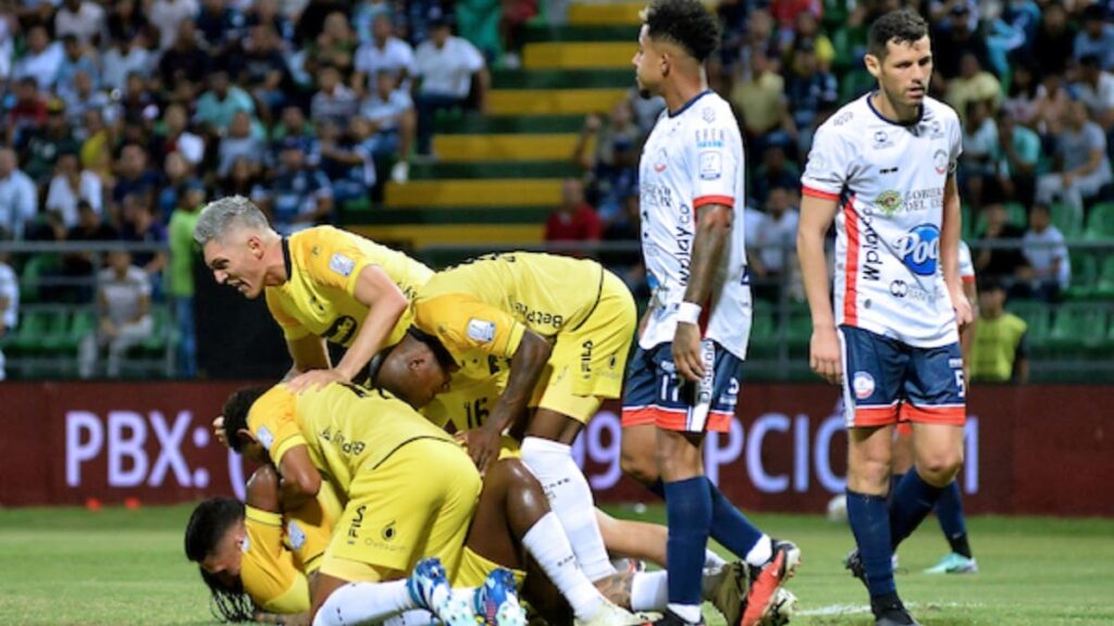 Santa Fe celebrando ante Alianza.