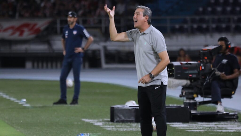 Juan Camilo Pérez dirigiendo a Nacional.