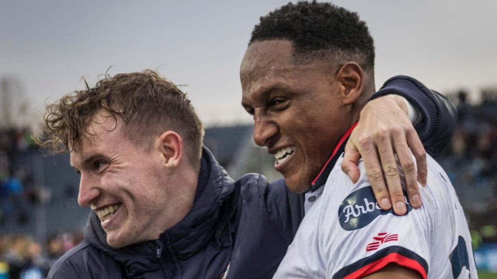 Yerry Mina jugando con Cagliari.