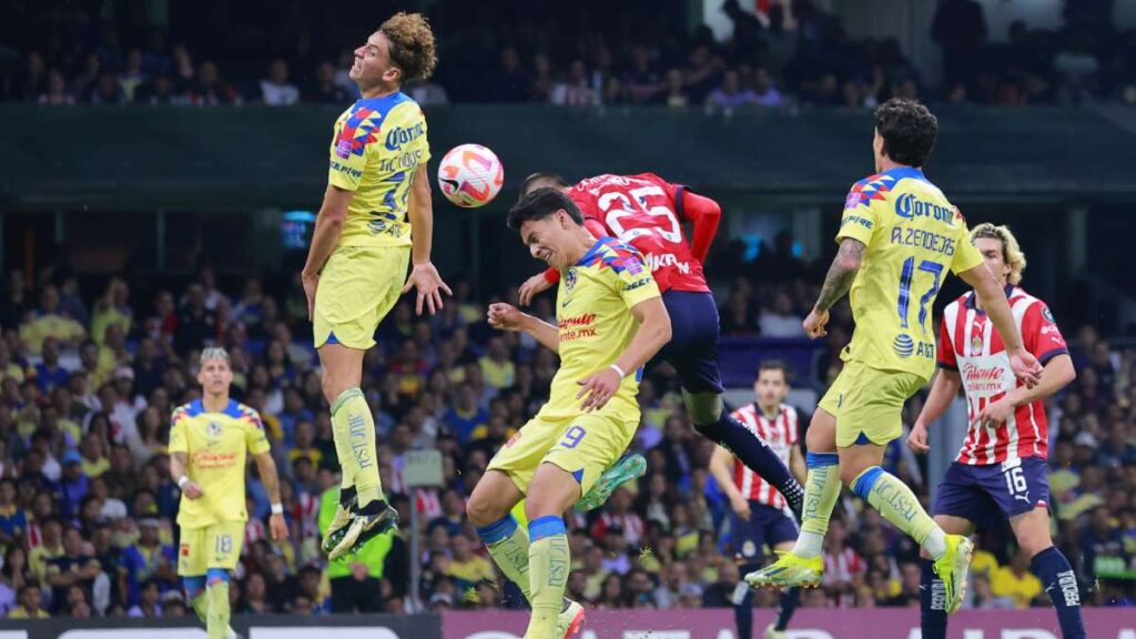 Chivas se niega a morir en el Azteca con un gol del Piojo Alvarado