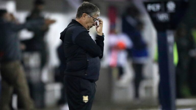 ‘Bolillo’ Gómez tiene cruce con hincha de Junior y le baja la caña a los goles de Carlos Bacca: “Fueron regalados”