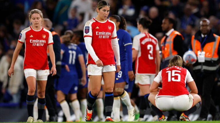 ¡Ver para creer! Arsenal Femenil le compra calcetas al Chelsea para evitar confusión y poder jugar
