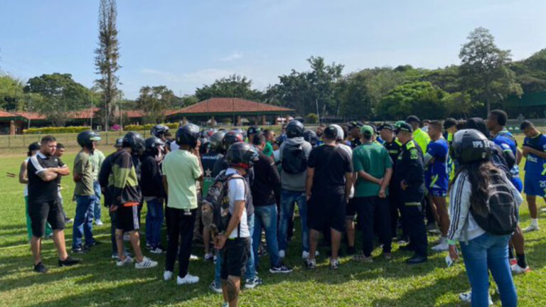 ¡Arde el Deportivo Cali! Hinchas invaden el entrenamiento y le piden a Jaime de la Pava que renuncie