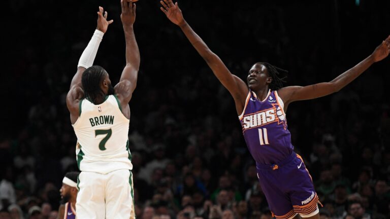 Celtics aplasta a los Suns con Brown y Tatum intratables