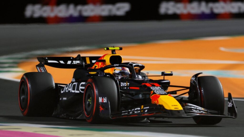 Checo Pérez largará desde el tercer lugar en el Gran Premio de Arabia Saudita, detrás de Max Verstappen y Charles Leclerc.