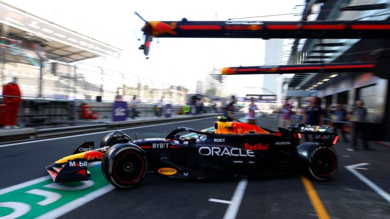 Checo Pérez, tercer lugar en la práctica libre 1 del GP de Arabia Saudita; Verstappen se lleva el primer sitio