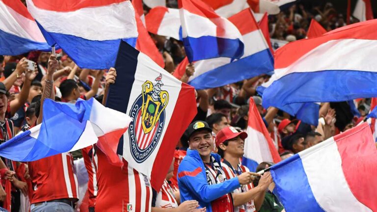 ¡Fiesta en Guadalajara! La afición de Chivas le lleva serenata al equipo previo al Clásico Nacional