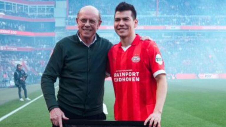 Chucky Lozano recibe un reconocimiento por llegar a 100 partidos con el PSV