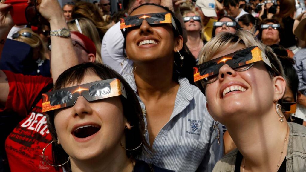¿Dónde comprar lentes certificados para ver el Eclipse Solar de marzo 2024?