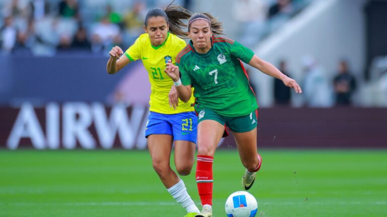 ¡México se queda con 10 jugadoras y Brasil anota el segundo!