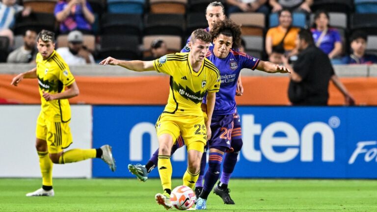 Adalberto Carrasquilla aparece sobre la hora y le regala la ventaja al Crew sobre Dynamo con un autogol en los octavos de final