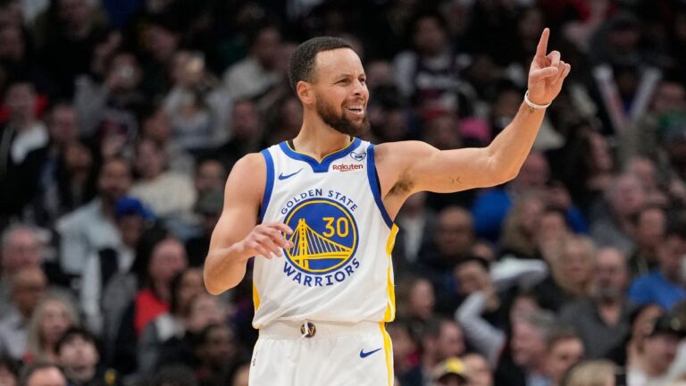 Curry y Kuminga comandan el triunfo de Warriors sobre Raptors para extender su racha de visita