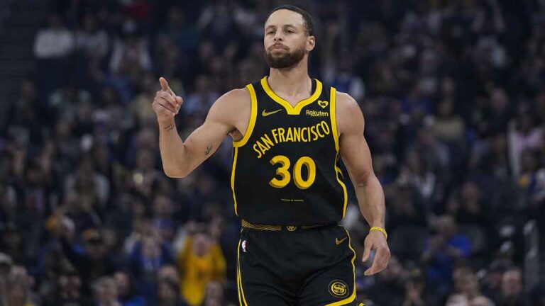Curry llega a 300 triples en la temporada y los Warriors se imponen a Grizzlies