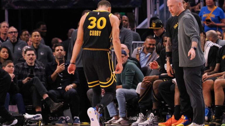 Stephen Curry se lesiona el tobillo en los últimos minutos de la derrota ante los Chicago Bulls