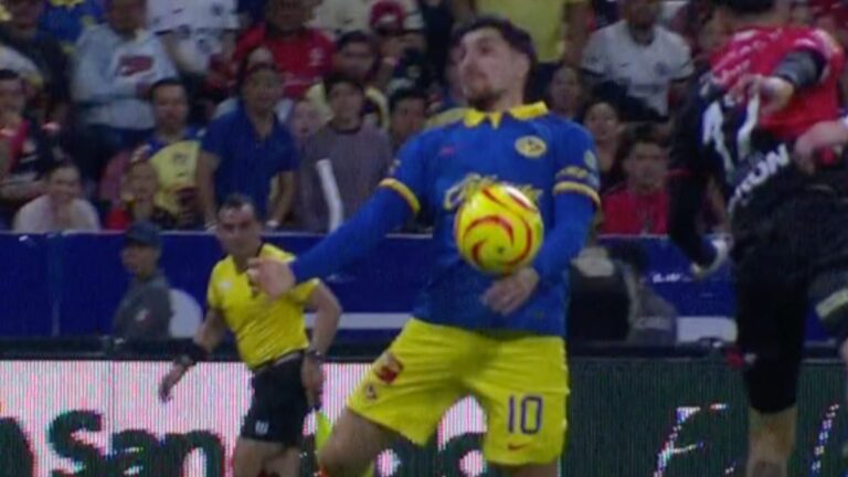 “A Diego Valdés le pega en el rostro, le baja a la mano y luego da pase; Fernando Guerrero aplica correctamente la regla”