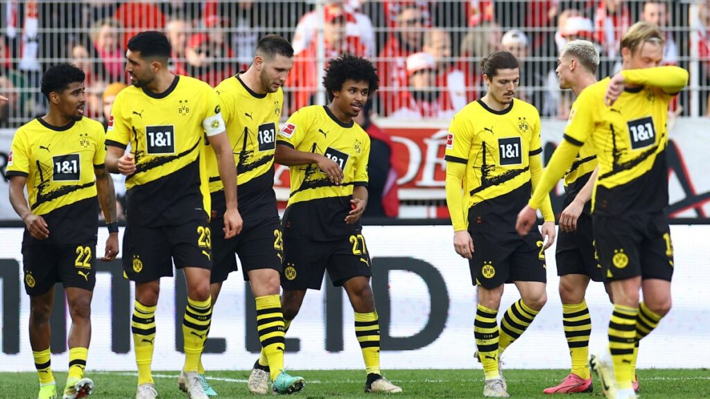 Jugadores del Borussia Dortmund, tras un gol. - Reuters.