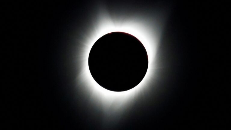 Lista completa de los 55 lugares que se oscurecerán por completo en el eclipse del 8 de abril