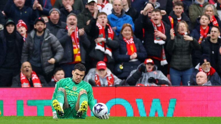 Liverpool vs Manchester City: Alexis Mac Allister convierte el penalti e iguala los cartones; el guardameta Ederson sale lesionado