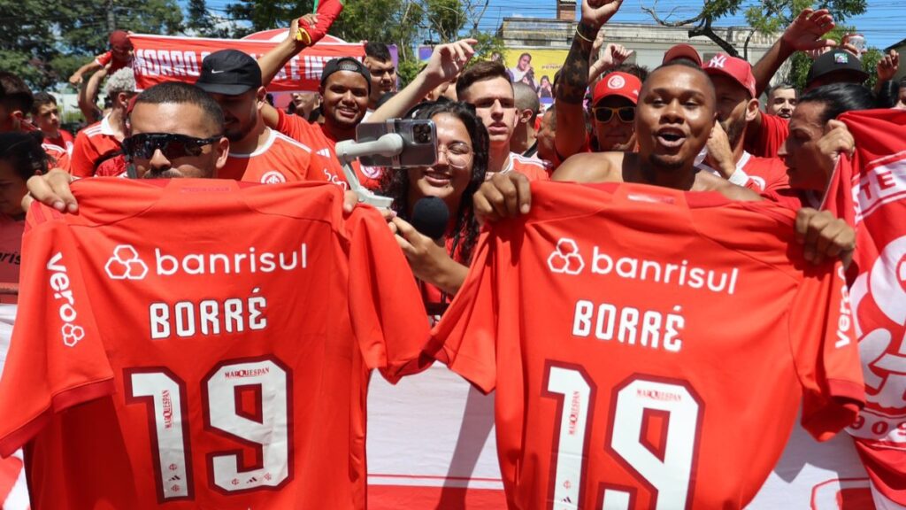 Hinchas de Internacional de Porto Alegre, en el recibimiento a Borré. - @SCInternacional.