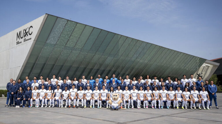 Los equipos varonil y femenil de Pumas se toman la foto oficial para el Clausura 2024