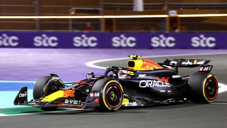 Checo Pérez, dentro del Top 5 de las Libres 2 del GP de Arabia Saudita; Fernando Alonso realiza el mejor tiempo