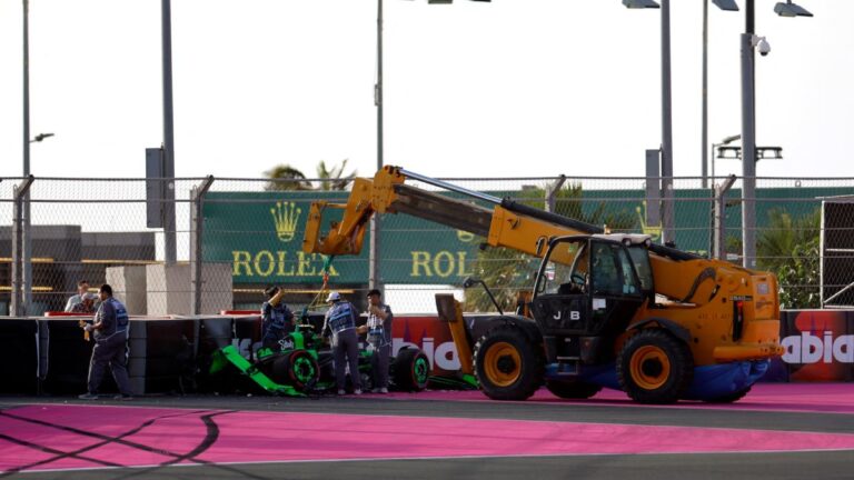 Guanyu Zhou pierde el control de su Sauber y se estrella contra las barreras en la FP3 del GP de Arabia Saudita