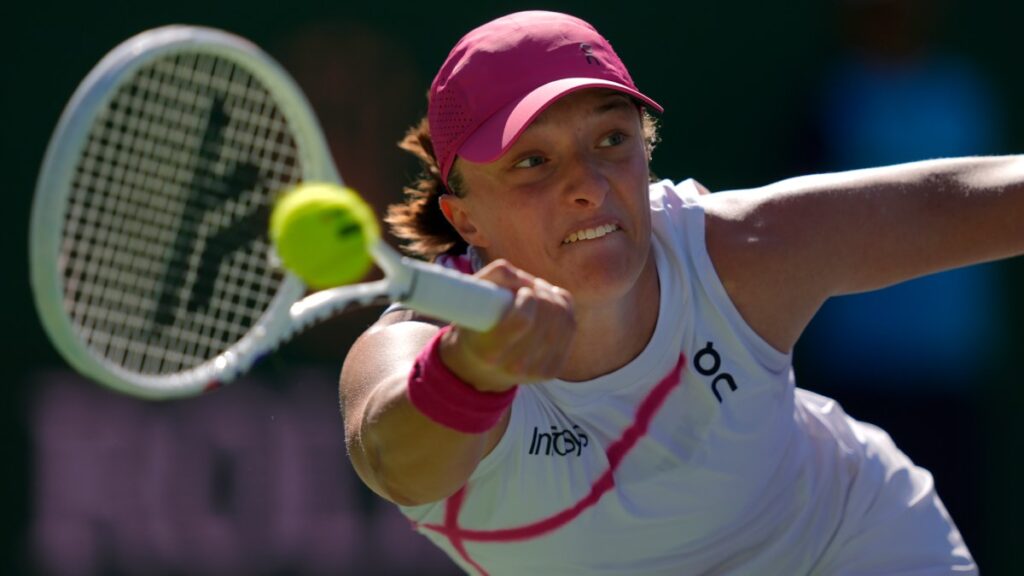 La número 1 del mundo Iga Swiatek avanzó el viernes en Indian Wells con una paliza de 6-3, 6-0 sobre la poderosa golpeadora Danielle Collins.