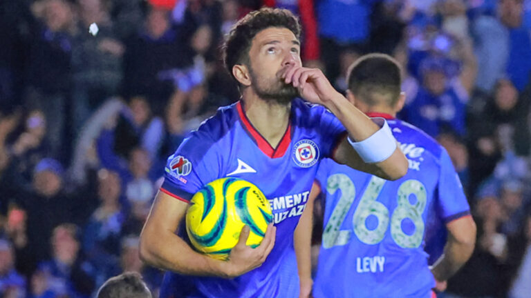 Ignacio Rivero y Cruz Azul renuevan contrato