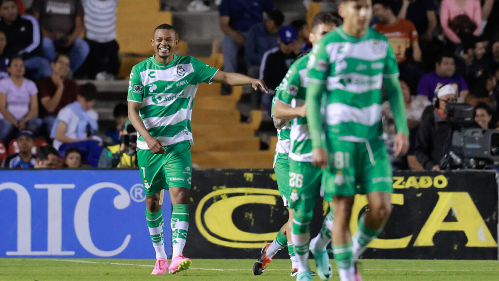 Santos Laguna corta racha positiva de Gallos y se hace de la victoria en La Corregidora