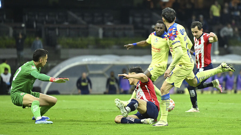 Alan Mozo anota autogol y pone a Chivas contra la pared