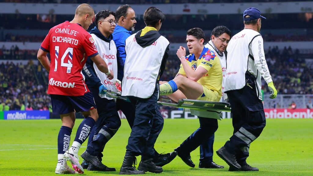 Israel Reyes salió en ambulancia del Estadio Azteca