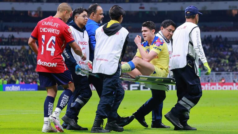Israel Reyes sale de cambio por lesión en el Clásico Nacional y abandona el Estadio Azteca en ambulancia