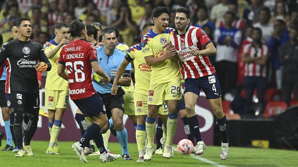 El Clásico Nacional entre América y Chivas termina calentito