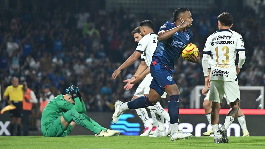 Julio González se equivoca en el Pumas vs Cruz Azul