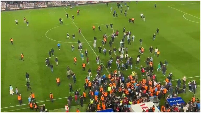 Invasión de aficionados termina en una batalla campal en la victoria agónica del Fenerbahce ante el Trabzonspor