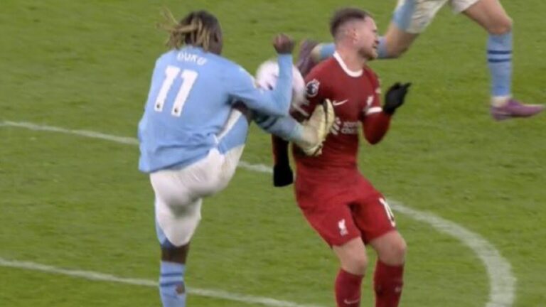 ¿Jeremy Doku comete penalti sobre Mac Allister en el tramo final del Liverpool-Manchester City?