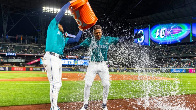 Julio Rodríguez deja tendidos a los Red Sox en extra innings