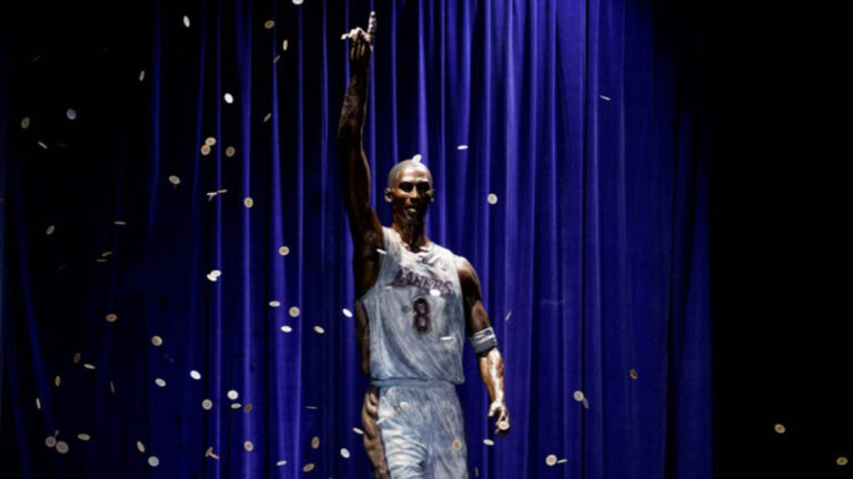 ¿Reparación inminente? Estatua de Kobe Bryant se viraliza por múltiples errores