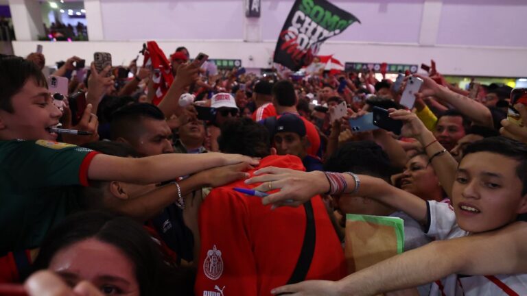 Así fue el increíble recibimiento de la afición a los jugadores de Chivas en la Ciudad de México