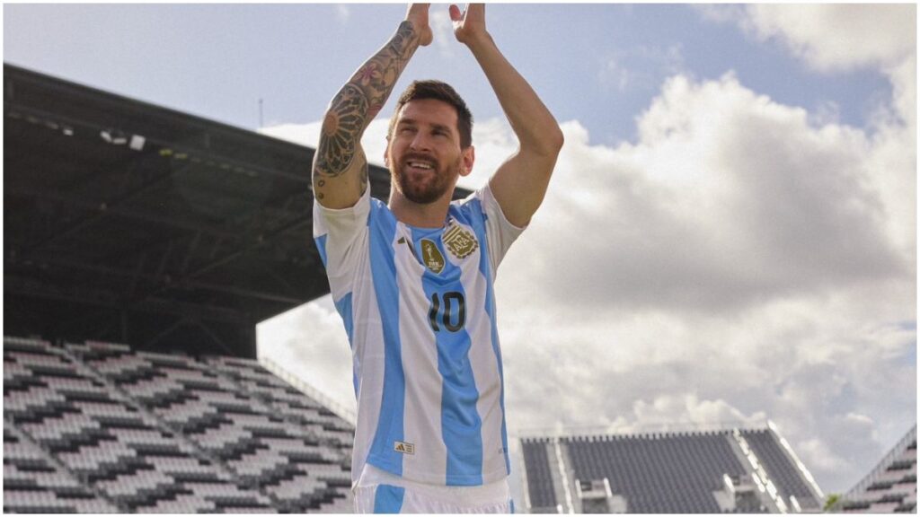 Lionel Messi presenta el jersey de Argentina | X: @Argentina