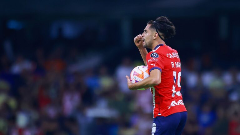 Ricardo Marín anota el segundo gol que llena de esperanza a Chivas antes de finalizar el primer tiempo