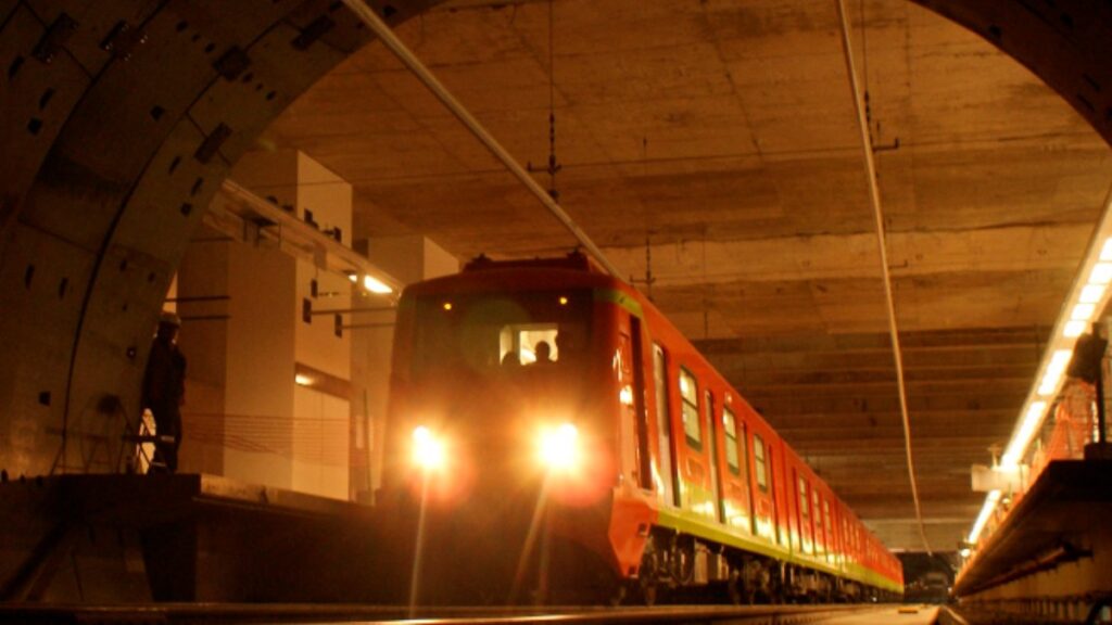 El metro suspendió el servicio entre las estaciones San Joaquín y Constituyentes de la Línea 7 por esta razón.