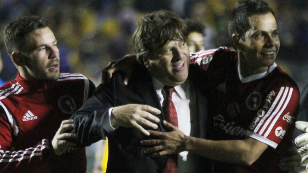 Miguel Herrera volvió a protagonizar un polémico incidente con un aficionado, lo que nos hizo recordar otras polémicas del Piojo.