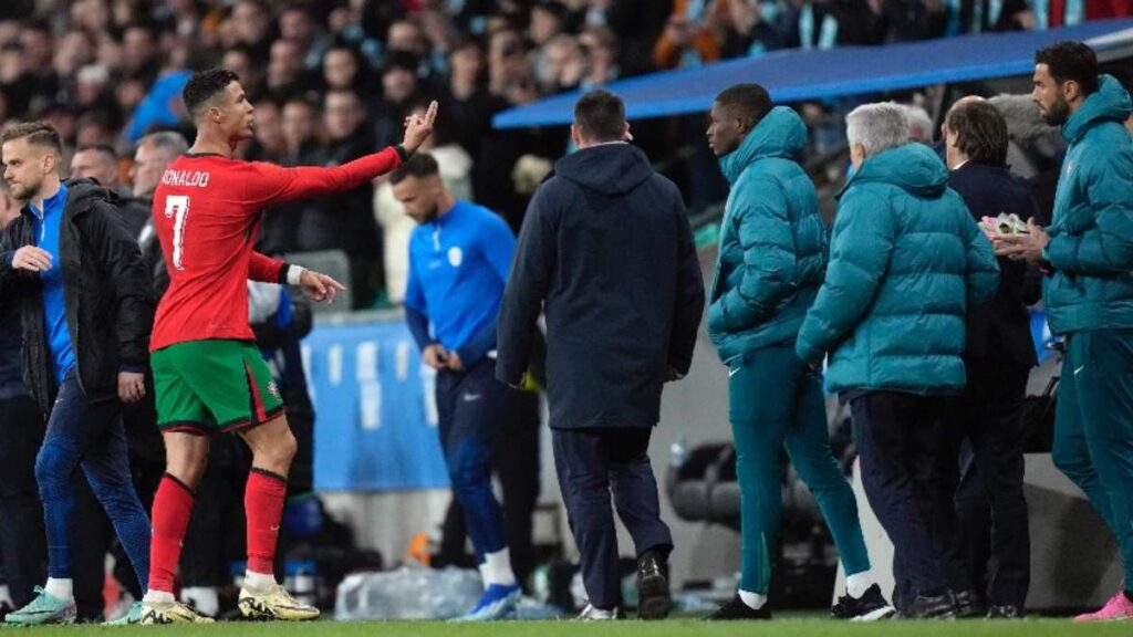 Cristiano Ronaldo explota contra el cuarto árbitro en el Portugal vs Eslovenia